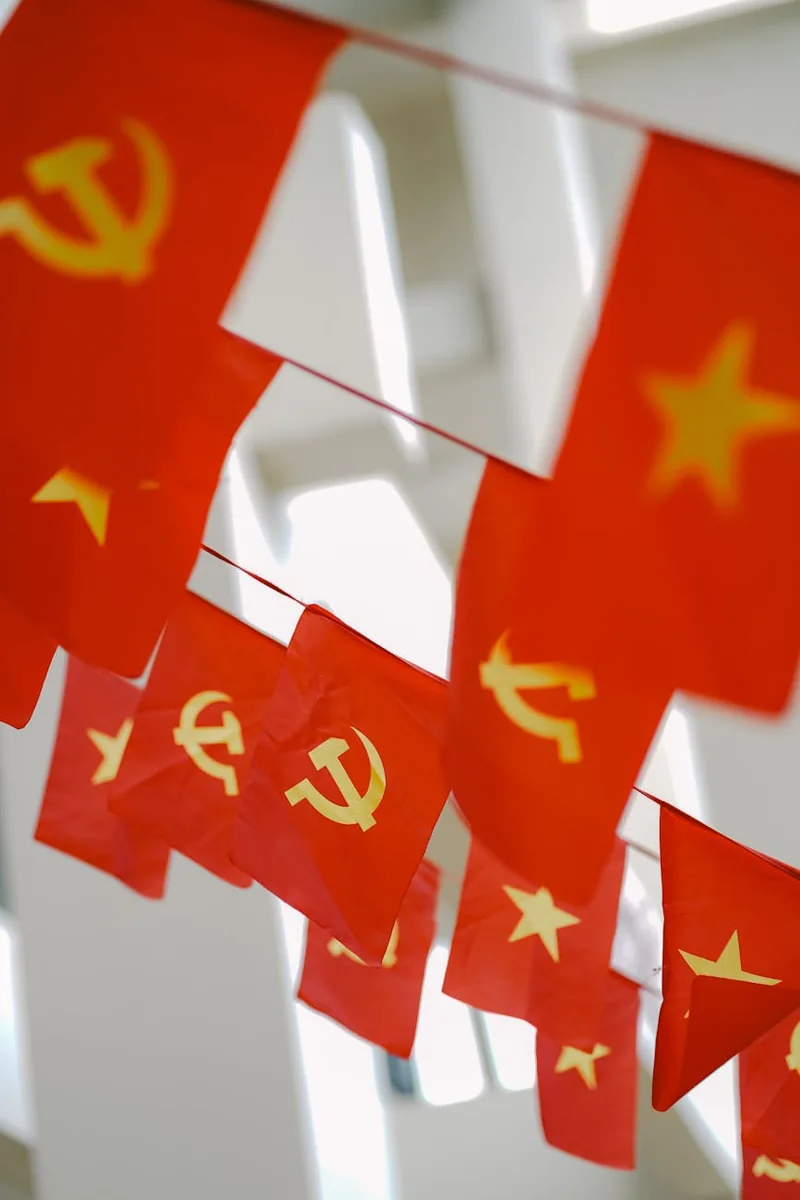 视频制作团队在项目协调会上讨论脚本与拍摄计划